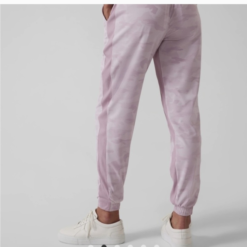 NWT 💕 Athleta Brooklyn Lined Camo Joggers Sz. 6 - Picture 2 of 15